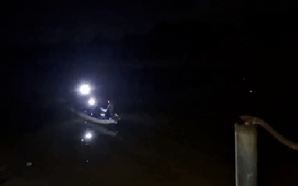 CLIP: Cứu sống 4 ngư dân ở Cà Mau trôi dạt nhiều giờ trên biển