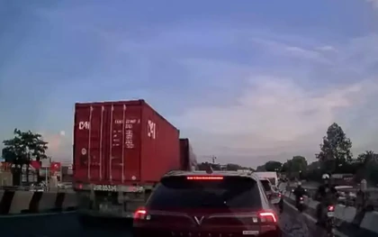 Container bất ngờ tông loạt ô tô trên cầu vượt ở Hà Nội