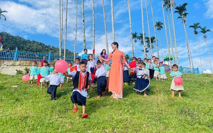 Cô giáo gây "bão mạng" trở lại Tắk Pổ, tái hiện hình ảnh bình dị ngày khai giảng