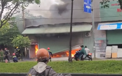 Lửa đỏ rực bao trùm kho hàng ở TPHCM, thiêu rụi ô tô, nhiều tài sản