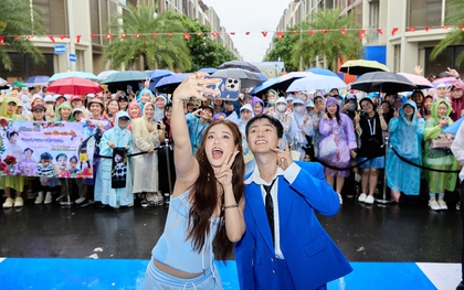 Hàng nghìn khán giả đội mưa chụp ảnh cùng Bùi Công Nam trong concert "Anh Trai Vượt Ngàn Chông Gai"