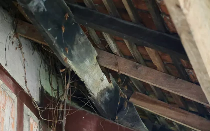 Bên trong biệt thự xuống cấp, người dân nín thở chờ phép sửa
