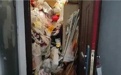 Rác đổ như thác khi cửa mở nhà bà lão, chính quyền cử 40 người tới dọn 2 ngày