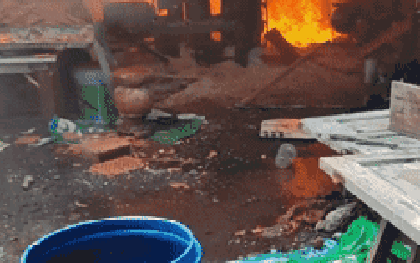 Xưởng gỗ TPHCM bốc cháy ngùn ngụt giữa trưa Tết Dương lịch