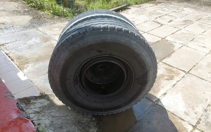 Kinh hoàng khoảnh khắc bánh xe sơ-mi rơ-mooc bay thẳng vào 2 người phụ nữ