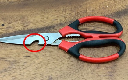 90% người mù tịt về công dụng của chiếc lỗ khuyết trên kéo