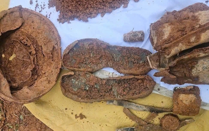 Xúc động hình ảnh di vật vừa được tìm thấy cùng 2 hài cốt liệt sĩ