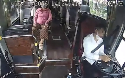 Buông tay lái, bấm điện thoại, tài xế xe khách gây tai nạn