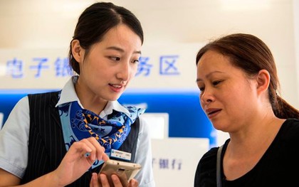 Rút 836 triệu của con gái từ nước ngoài gửi về, nhân viên ngân hàng lắc đầu: Không có ai gửi tiền vào mà còn bị mất tiền