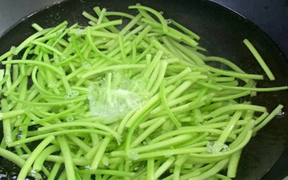 Đừng chỉ ăn củ, lá loại cây này quý như "nhân sâm người nghèo", hễ ra chợ là thấy