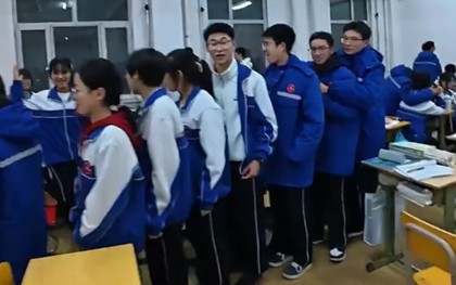 Phát hiện học sinh một lớp cứ đến giờ ra chơi là lẳng lặng xếp hàng trước bàn một bạn: Chuyện gì đây?