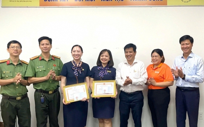 Khách hàng chuẩn bị tất toán sổ tiết kiệm hơn 1 tỷ đồng, 2 nhân viên SHB cùng ngăn lại và được công an trao bằng khen