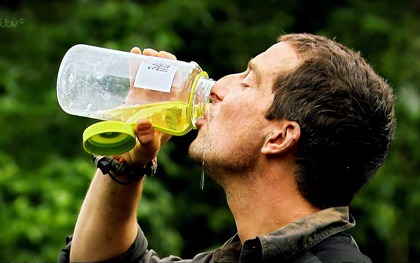 Uống nước tiểu để sinh tồn: Mẹo cứu mạng hay ảo tưởng nguy hiểm được thổi phồng trên truyền hình