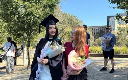 Du học Úc từ năm 17 tuổi, cô gái Việt bật khóc ngày nhận bằng đại học danh tiếng