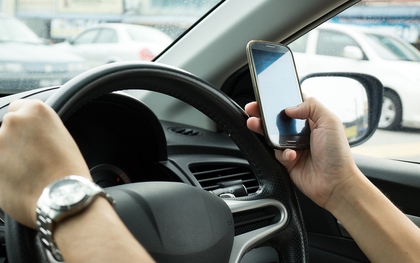 Cấm tuyệt đối cầm điện thoại khi lái xe: Không cần nhắn tin, chỉ cần trên tay là bị phạt