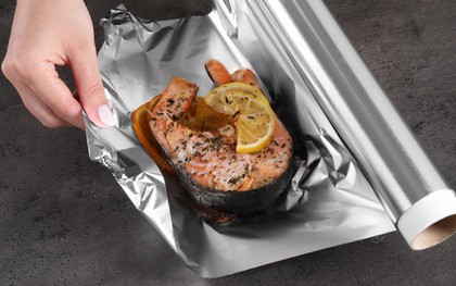 Tác hại không ngờ của việc dùng giấy bạc gói thức ăn thừa