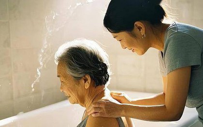 Sau 50 tuổi, hãy nhớ "4 điều không nên" khi tắm: Tắm sai cách có thể rút ngắn tuổi thọ