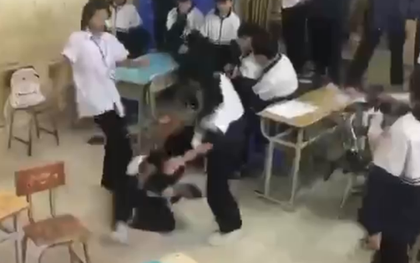 Phẫn nộ clip nữ sinh lớp 7 bị đánh "hội đồng" ngay trên lớp học