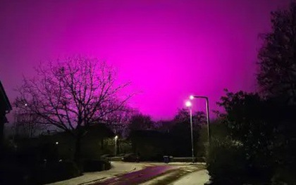 Bầu trời chuyển sang màu hồng kỳ lạ khiến cả thị trấn kinh ngạc