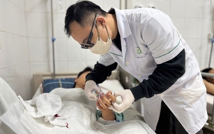 Thiếu niên 15 tuổi dập nát hai bàn tay vì pháo tự chế