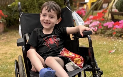 Mẹ phát hiện căn bệnh đáng sợ của con trai nhờ quan sát dáng đi bất thường