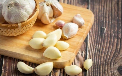 Tỏi có thực sự gây hại cho gan? Muốn nuôi dưỡng gan, đừng bỏ qua 3 thực phẩm nên tránh và 3 loại quả nên ăn