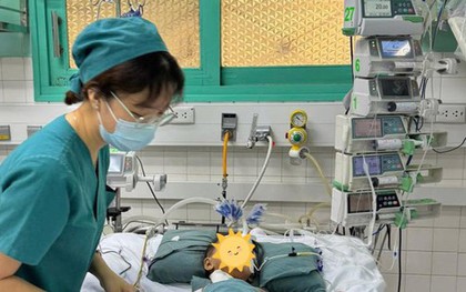 Chạy đua từng giờ cứu bé nhiễm virus nguy kịch