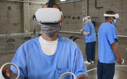 Đeo kính thực tế ảo sau song sắt, tù nhân Mỹ học cách trở lại đời sống tự do trong thế giới đã đổi thay