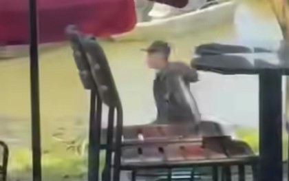 Người đàn ông mang dao rựa rượt chém người, quán cà phê ven sông Hương náo loạn