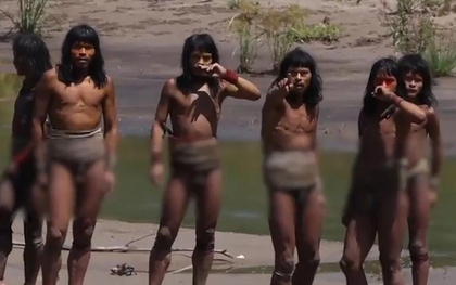 Bộ lạc chưa từng tiếp xúc với bên ngoài: Những hình ảnh gây ngỡ ngàng