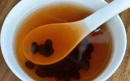 Người phụ nữ 40 tuổi uống nước đậu đen mỗi ngày để “thải độc”: 2 năm sau đi khám, bác sĩ nói một câu khiến ai cũng giật mình