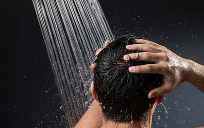 Ngày nắng, đêm lạnh và rủi ro từ thói quen tắm khuya