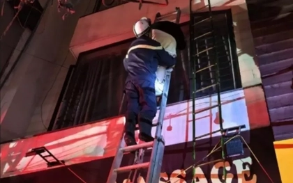 Giải cứu người mắc kẹt trong vụ cháy quán massage