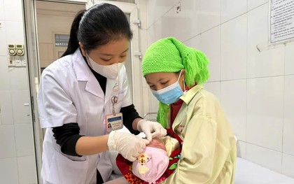 Cảnh báo nhỏ sữa mẹ, chanh vào mắt trẻ sơ sinh