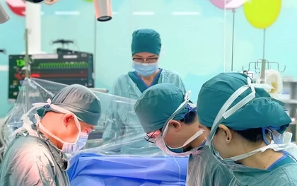 Đại phẫu ‘2 trong 1’ cứu bệnh nhi mắc bệnh lý kép hiếm gặp