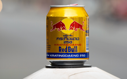 Từ cơn buồn ngủ của một doanh nhân đến đế chế tỉ đô: Sự thật ít biết về nguồn gốc “hàng Thái” của Red Bull