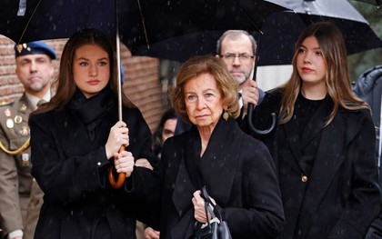 Hai nàng công chúa Tây Ban Nha gây xúc động khi làm "điểm tựa" cho bà nội