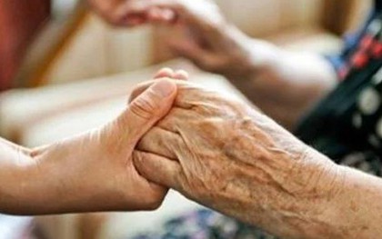 Càng gần Tết tôi càng thấm: Chăm sóc sức khỏe cho cha mẹ sau tuổi 60 quan trọng hơn mọi mâm cỗ đầy