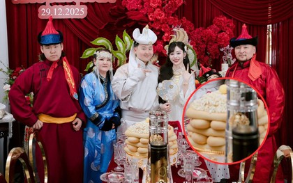 Đám hỏi dâu Việt - rể Mông Cổ hot nhất MXH lúc này, nhà trai gây chú ý với tháp bánh lạ trên bàn lễ