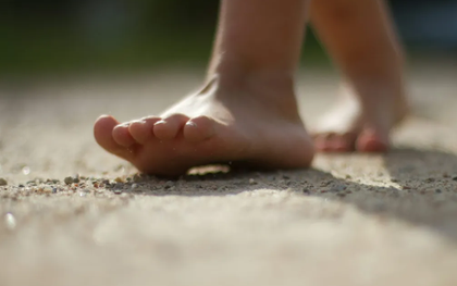 Vì sao bạn không thể cử động từng ngón chân riêng lẻ như ngón tay?