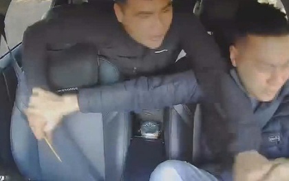 Rùng mình với clip hành khách dùng vật nhọn đâm liên tiếp vào mặt tài xế đang lái xe