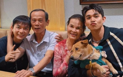 Ấm lòng dịp đầu năm: Gia đình Haha gặp chú thím Chín Cường, khoảnh khắc chung khung hình gây chú ý