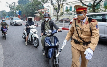 Cứ hồn nhiên làm điều này khi đi xe máy, nhiều người không hay biết có thể bị phạt tới 14 triệu đồng