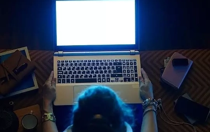 Ánh sáng xanh đang bào mòn làn da như thế nào?