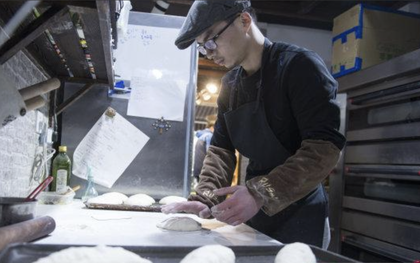 Thạc sĩ Y khoa trường danh tiếng đi bán bánh mì, 3 năm đầu liên tục thua lỗ vẫn khẳng định: "Tôi ghét nhất câu hỏi có hối hận không?"