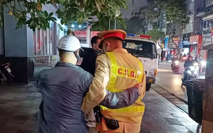 Hà Nội: Tài xế "liêu xiêu" rời quán nhậu được CSGT dìu vào chốt lập biên bản
