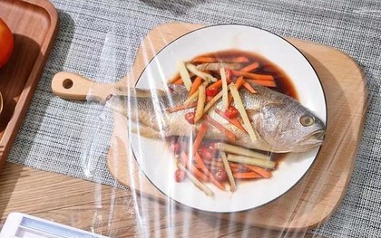 Phát hiện cơ sở sản xuất màng bọc thực phẩm giả chứa chất cấm DEHA ở Hà Nội: Thứ nhà bạn đang dùng có đặc điểm này không?