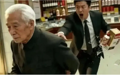 Làm vỡ chai rượu “đắt ngang ô tô”, cụ ông trả đủ 1 lần rồi đi: Chủ cửa hàng vừa nhìn số dư liền đuổi theo