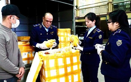 NÓNG: Phát hiện, tiêu hủy hơn 300 túi chân gà rút xương, 100 túi gà ủ muối “trôi nổi” suýt lên bàn ăn!