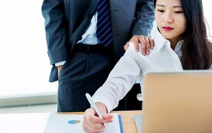 Đang ngồi làm việc, sếp nam đập tay vào lưng, nhân viên nữ có phản ứng chuẩn EQ cao, hôm sau được tăng lương